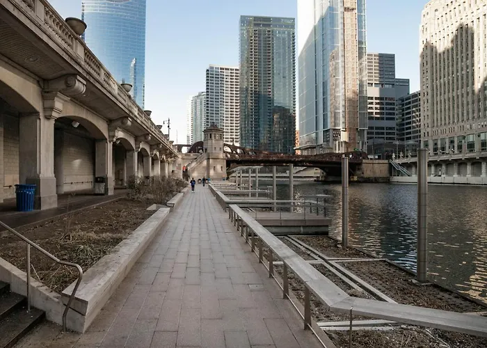 River N 1br W Gym Pool Wd Nr L Chi-124